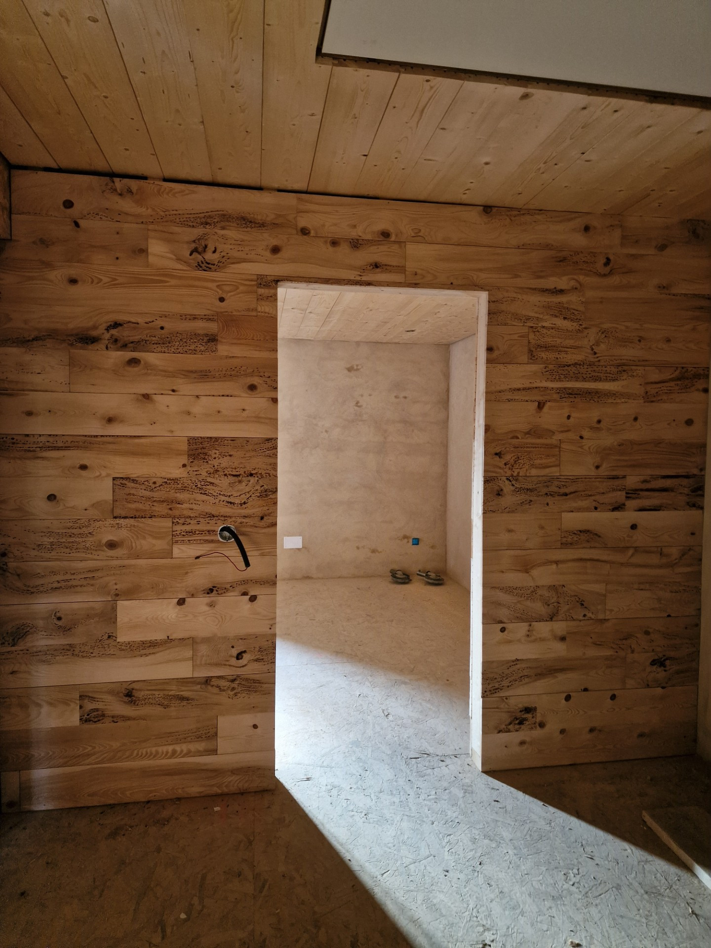 Aménagement du mur en bois de gui.