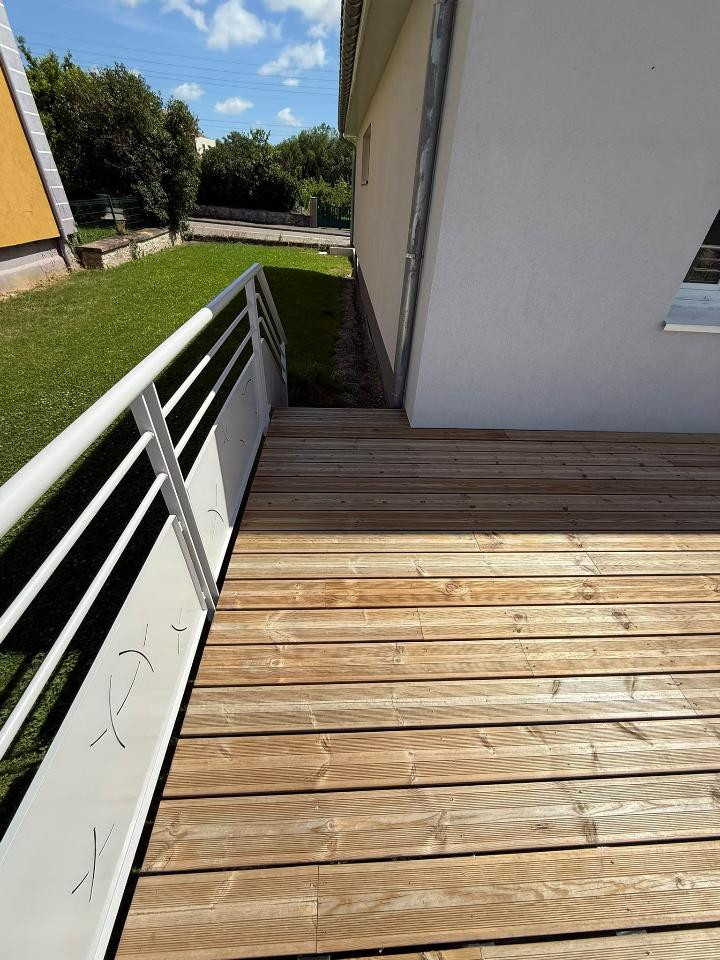 Réalisation client : terrasse surélevée en bois sur structure porteuse
