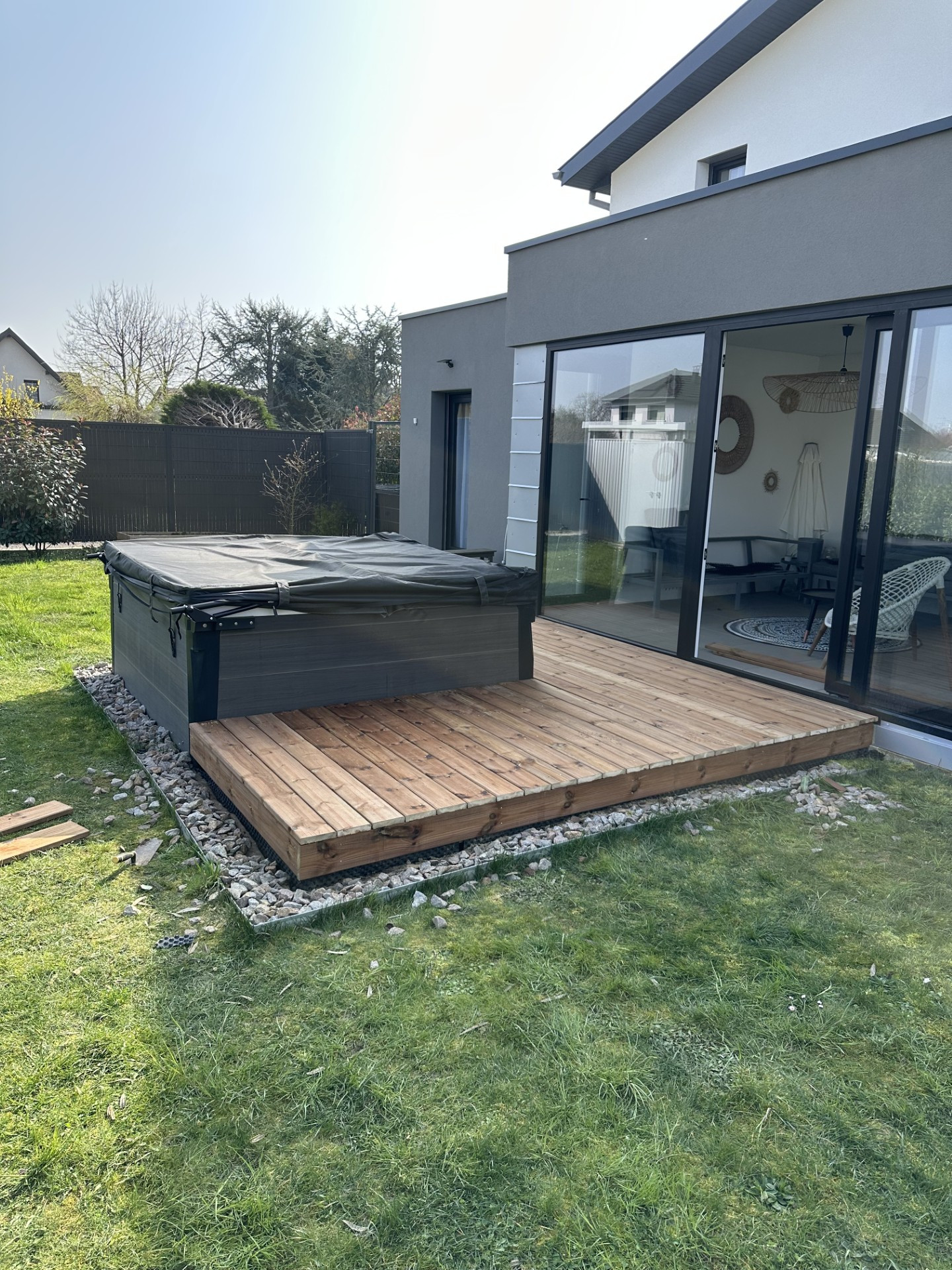 Aménagement d’une terrasse en pin autoclave de 12 m² 
